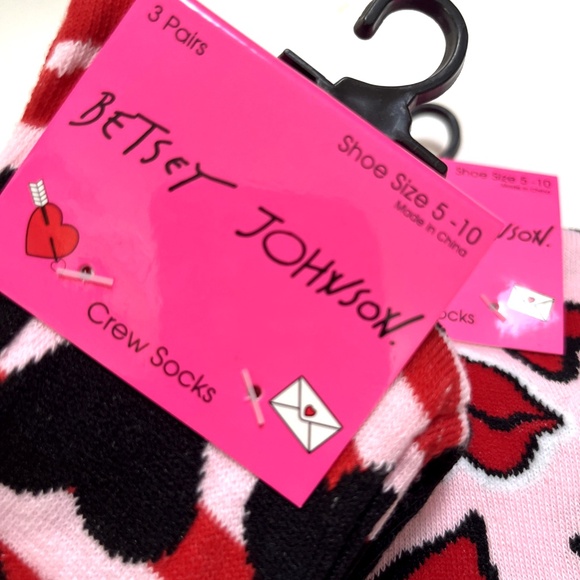 Betsey Johnson 6 Pairs Crew Socks  Hearts Lips Love Theme Striped Pink Gift Set - Picture 2 of 4